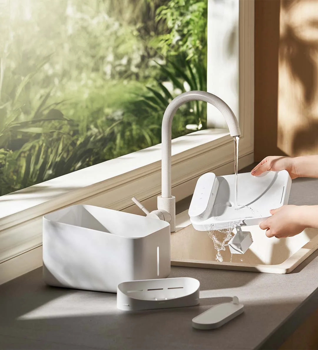 Smart Pet Drinking Fountain 2 3L Capacity Wireless Water Pump Automatic Sensing Cats and Dogs Long Battery Life